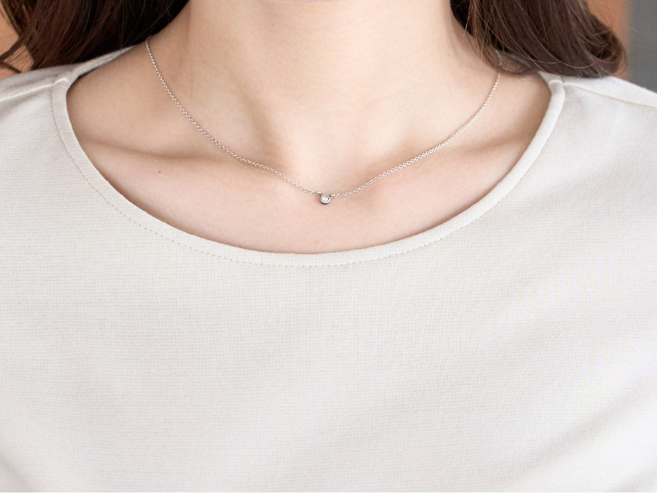 ベージュ色低身長ワンピースの襟