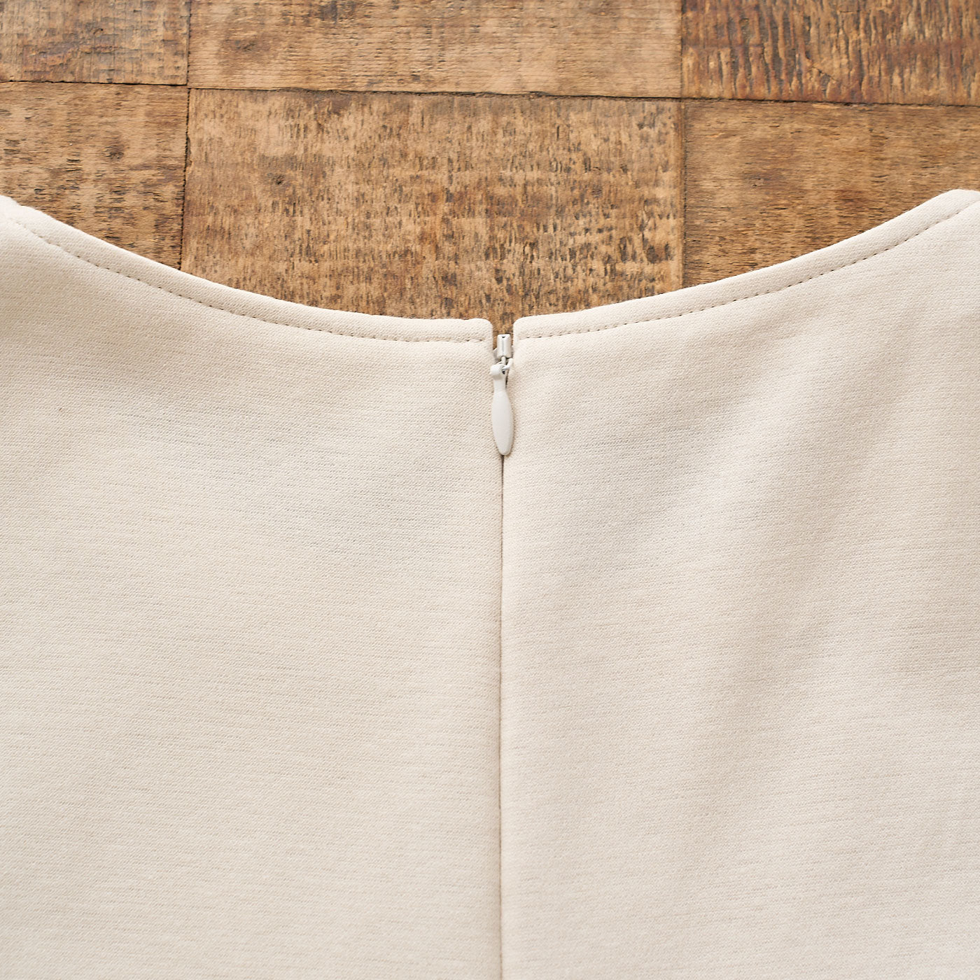 ベージュ色低身長ワンピースのファスナー