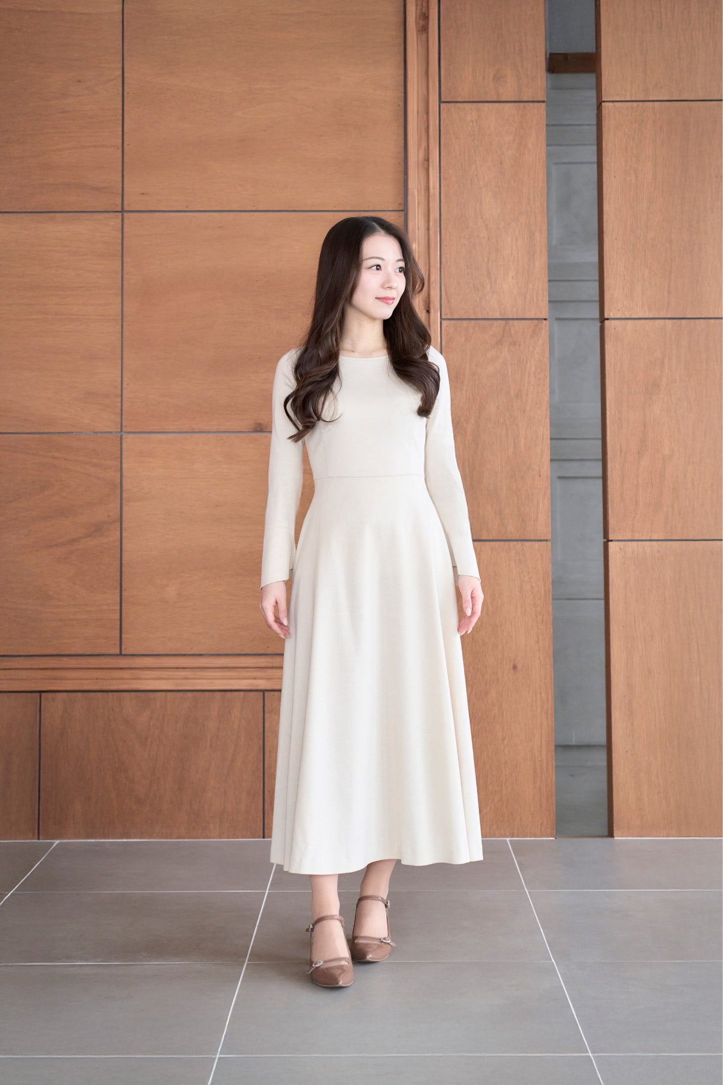 ベージュ色低身長ワンピースを着用した正面姿