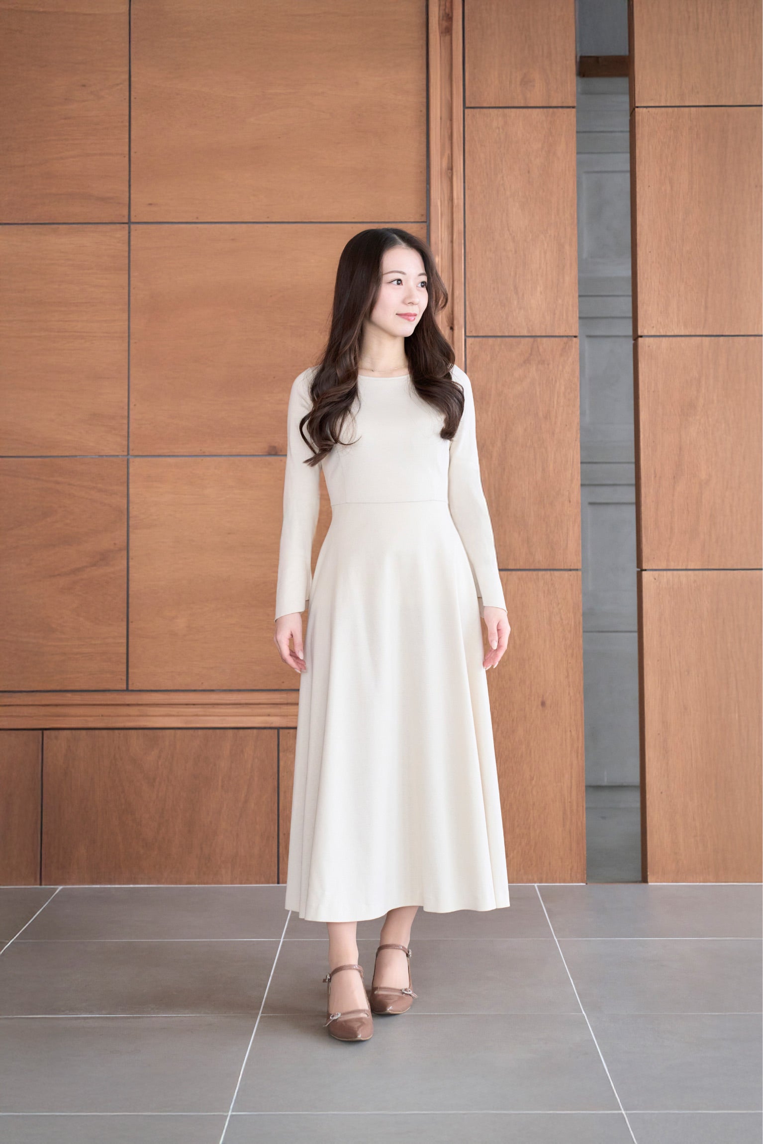 ベージュ色低身長ワンピースを着用した正面姿