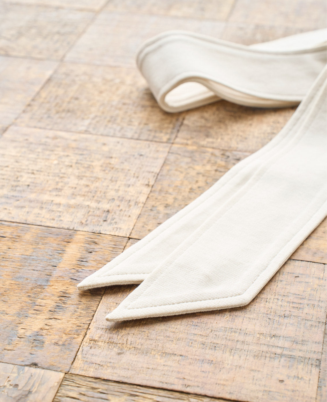 ベージュ色低身長ワンピースのリボン