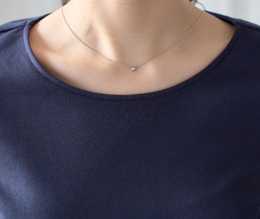 ネイビー色低身長ワンピースの襟