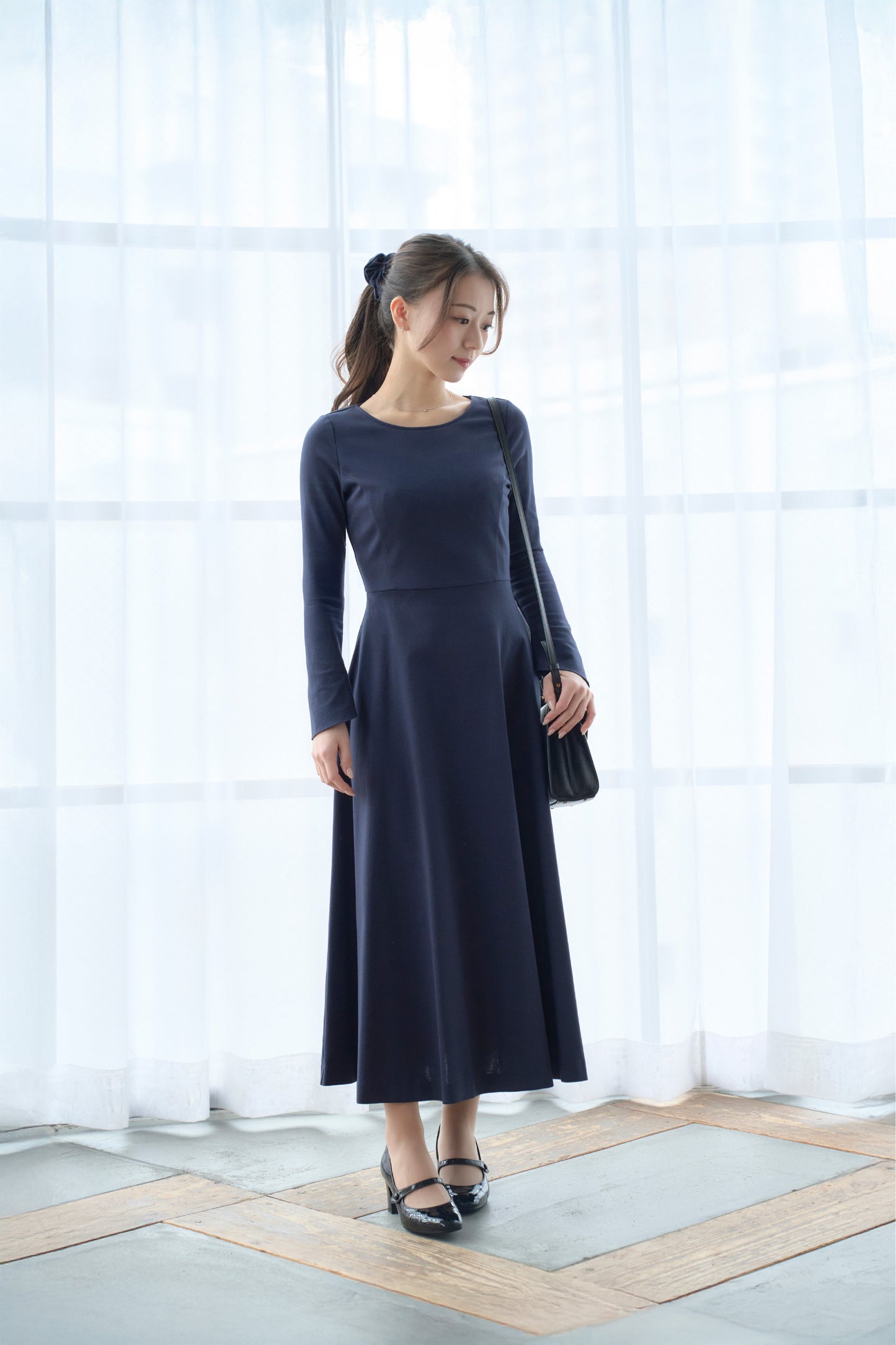 ネイビー色低身長ワンピースを着用した正面姿