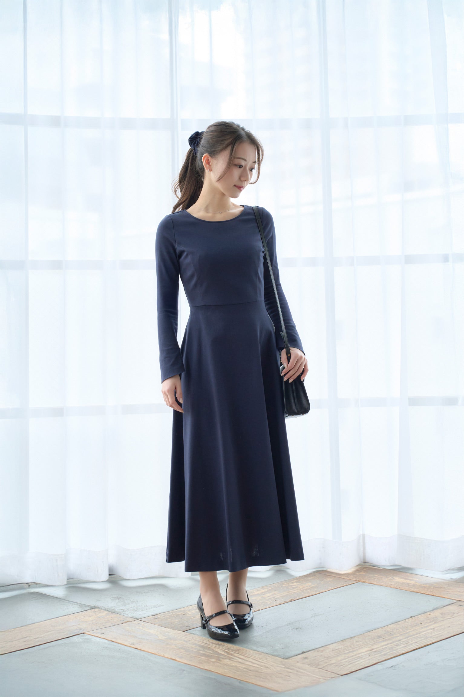 ネイビー色低身長ワンピースを着用した正面姿