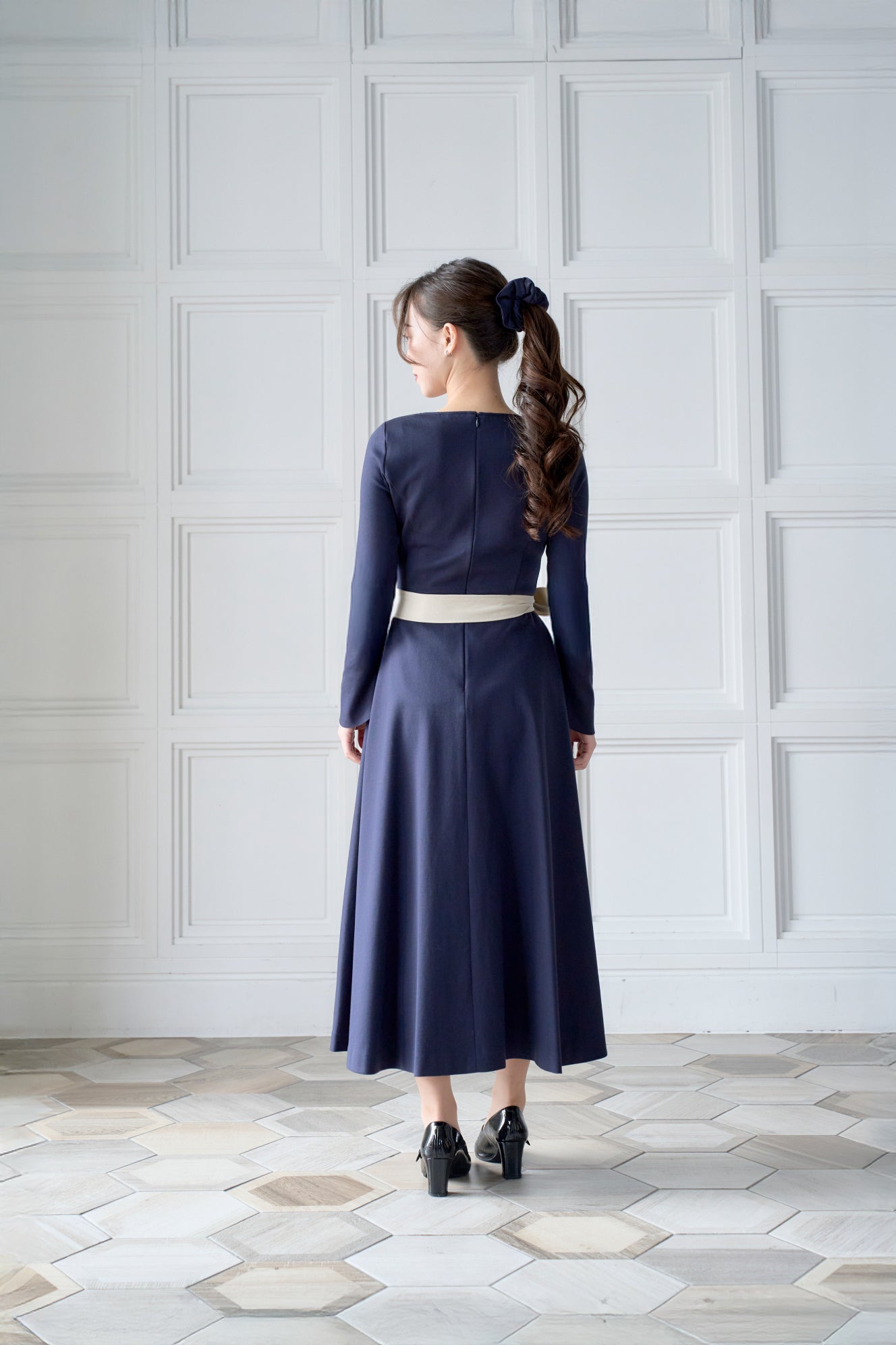 ネイビーの低身長ワンピースを着用した後ろ姿