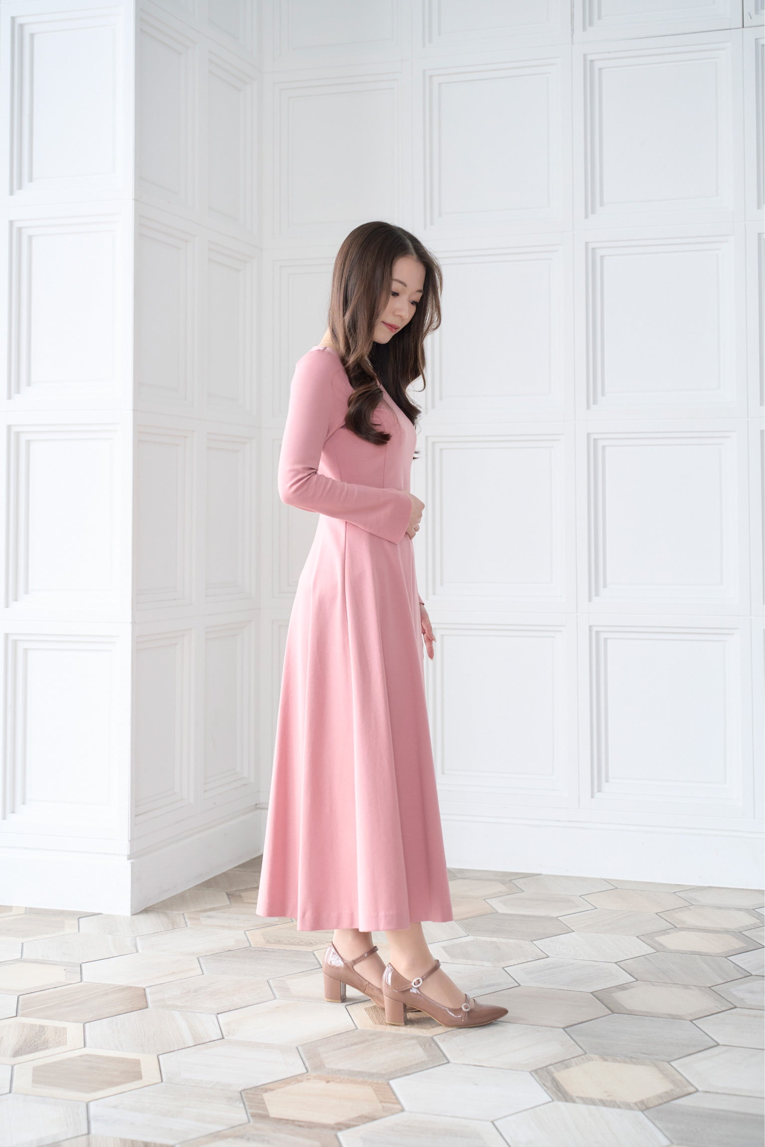 ピンク色低身長ワンピースを着用した横姿