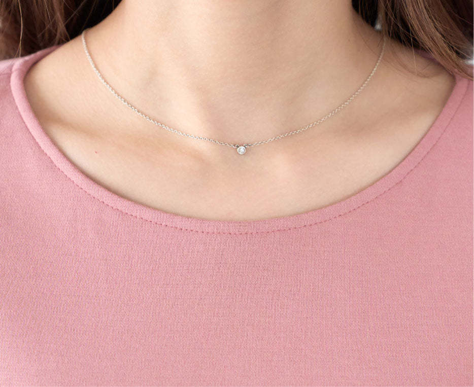 ピンク色低身長ワンピースの襟