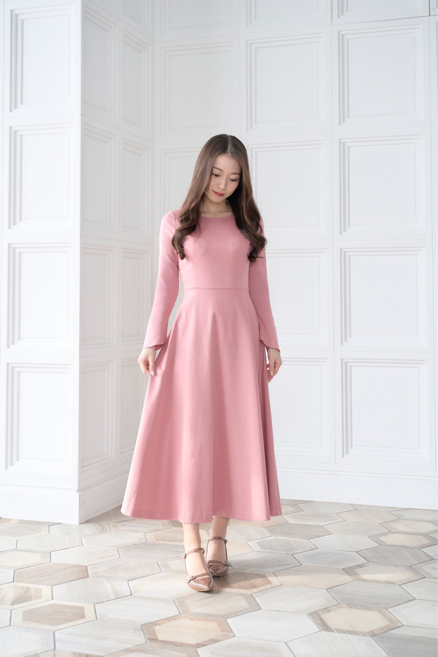 ピンク色低身長ワンピースを着用した正面姿