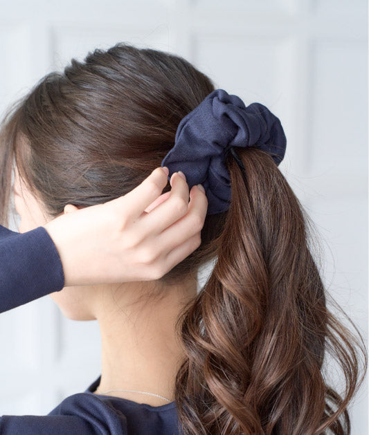 リチュラのシュシュで髪を束ねている女性