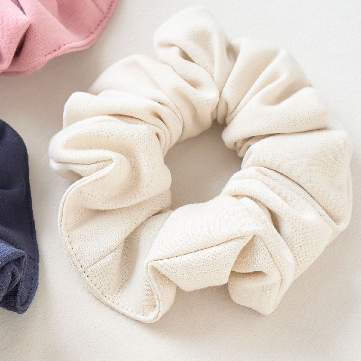 低身長ワンピースと同じ生地を使用したベージュ色のシュシュ