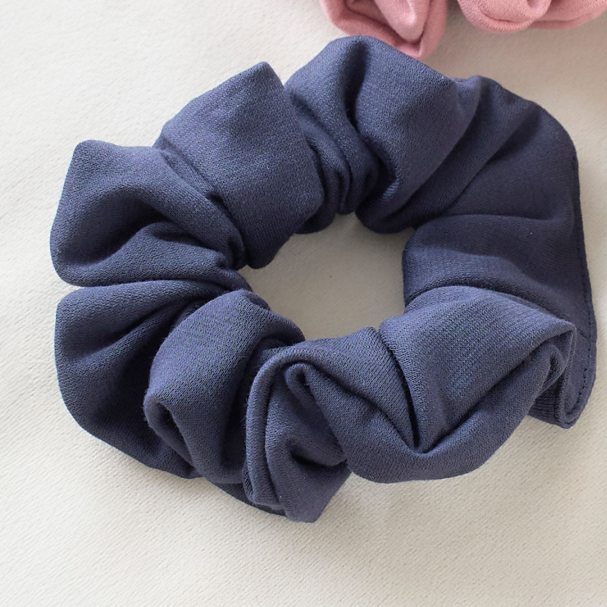 低身長ワンピースと同じ生地を使用したネイビー色のシュシュ