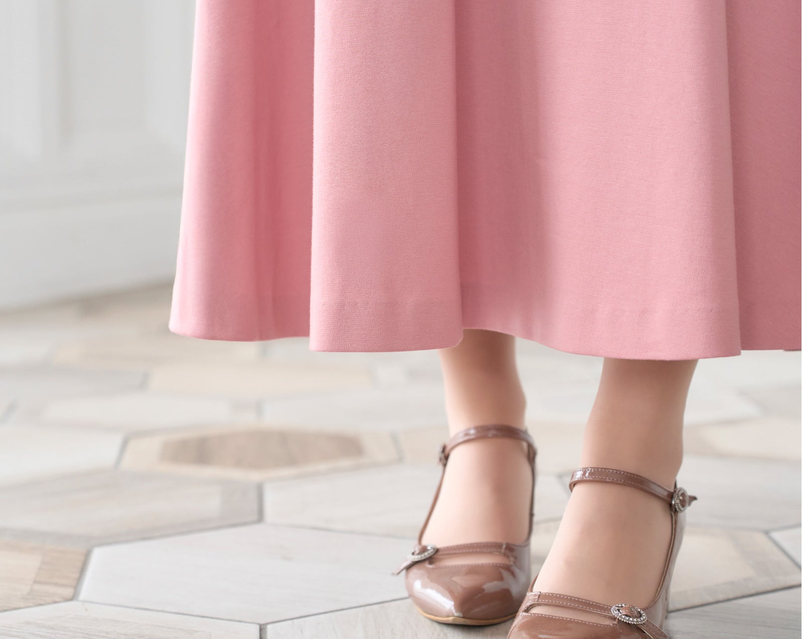 ピンク色の低身長ワンピースのフレア