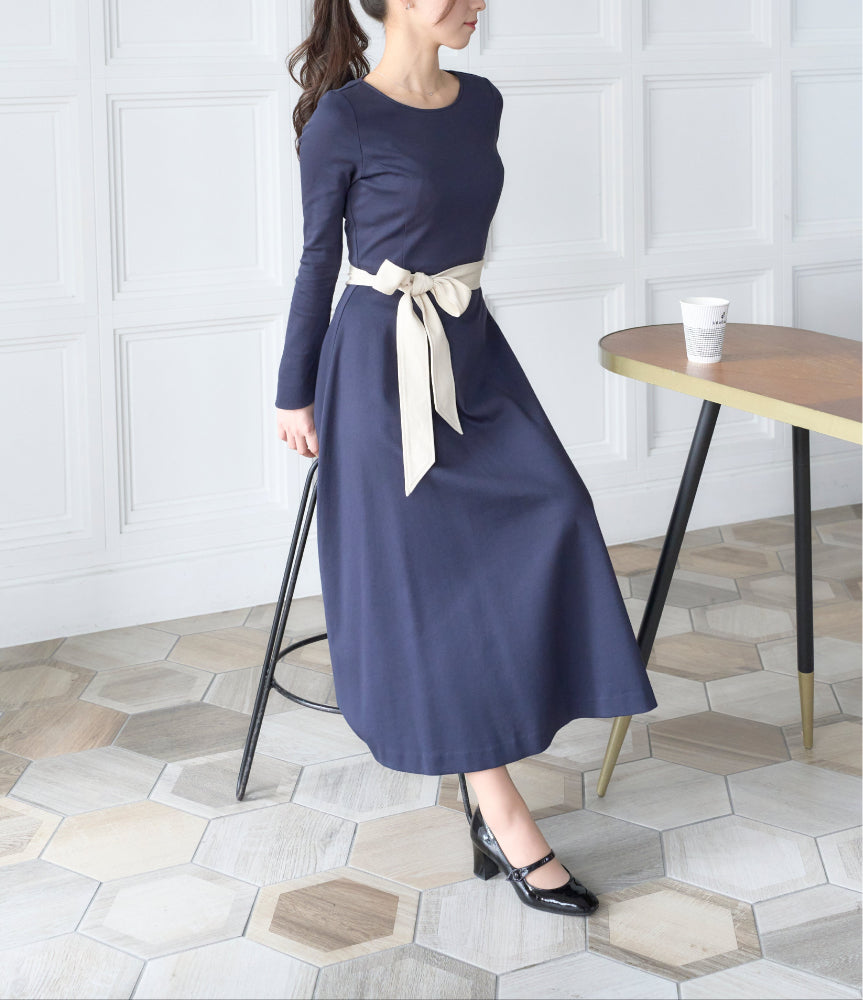 カフェで低身長向けワンピースを着た女性