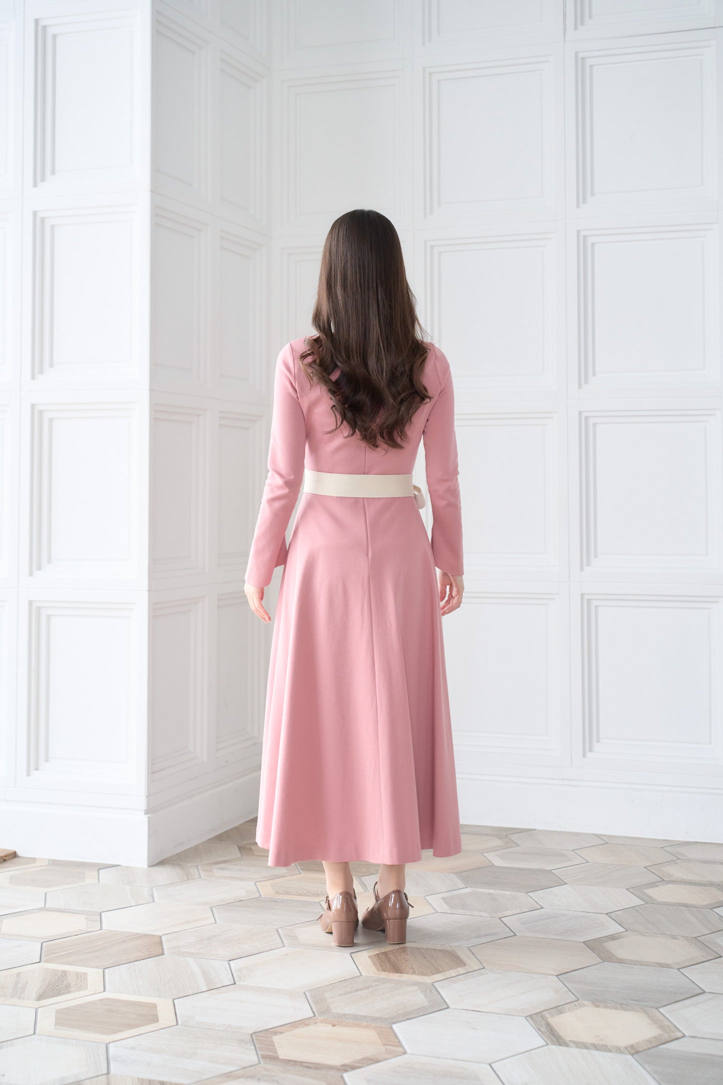 リボン付きのピンク色低身長ワンピースを着用した後ろ姿