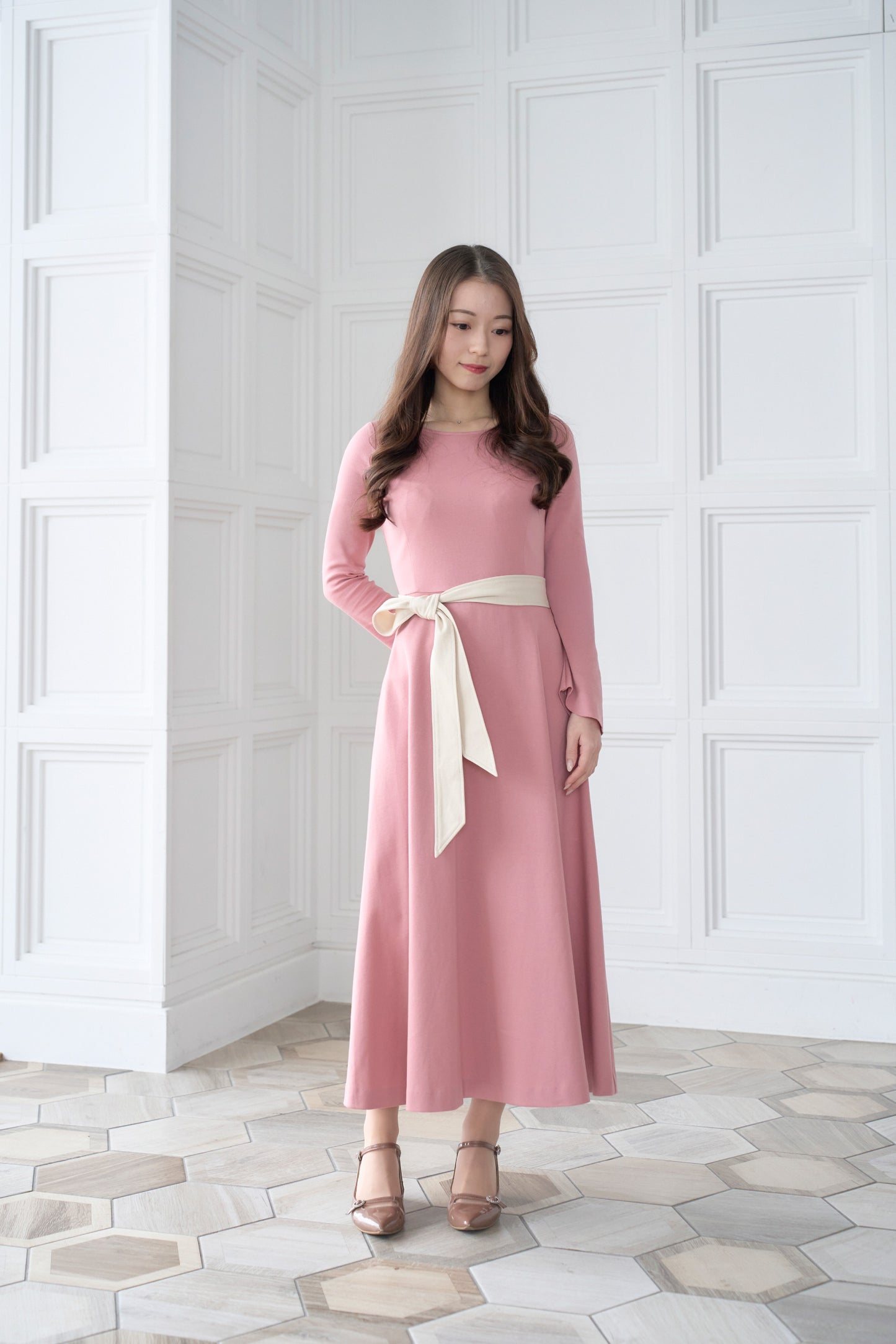 リボン付きのピンク色低身長ワンピースを着用した正面姿